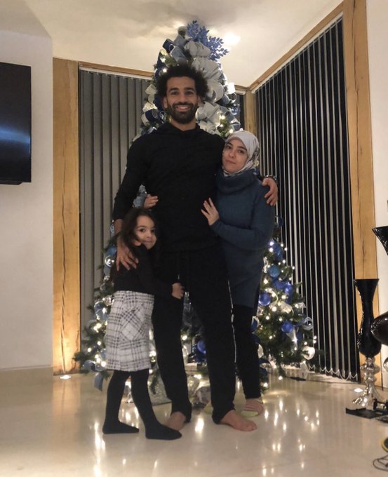 Foto Keluarga Bintang Liverpool Mo Salah di Depan Pohon Natal Picu Kontroversi di Media Sosial